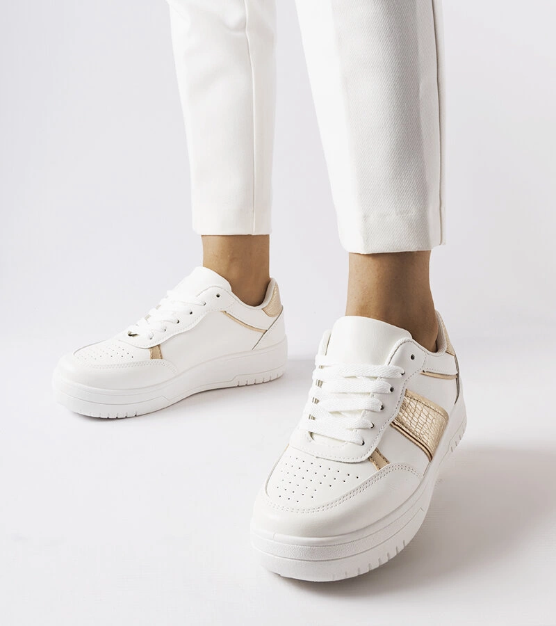 Białe sneakersy ze złotą wstawką