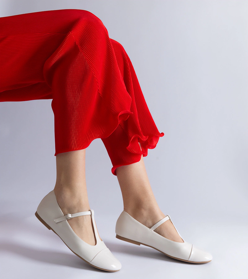 Białe balerinki z lakierowanym noskiem zapinane na sprzączkę