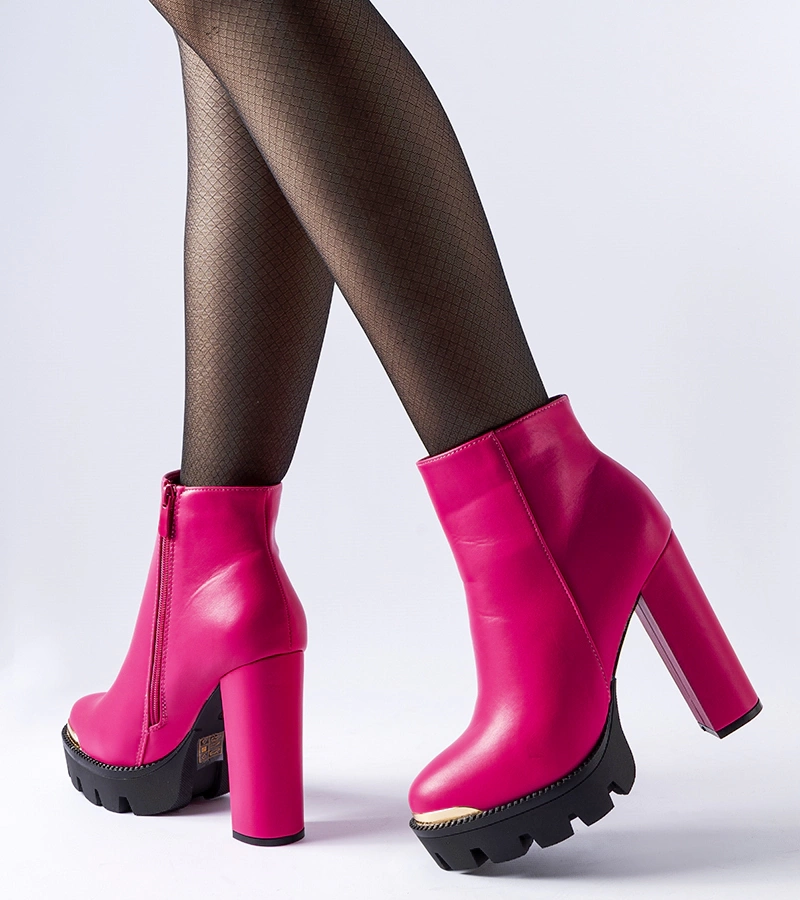 Różowe botki z ozdobnym noskiem na słupku