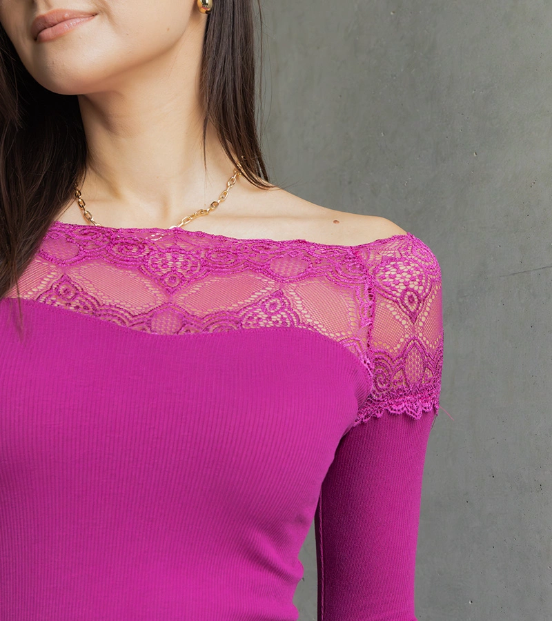 Różowa bluzka hiszpanka z koronkową wstawką