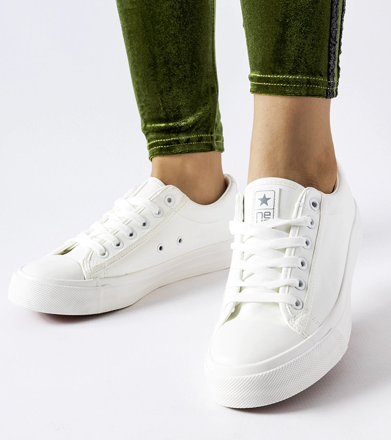 Białe klasyczne trampki