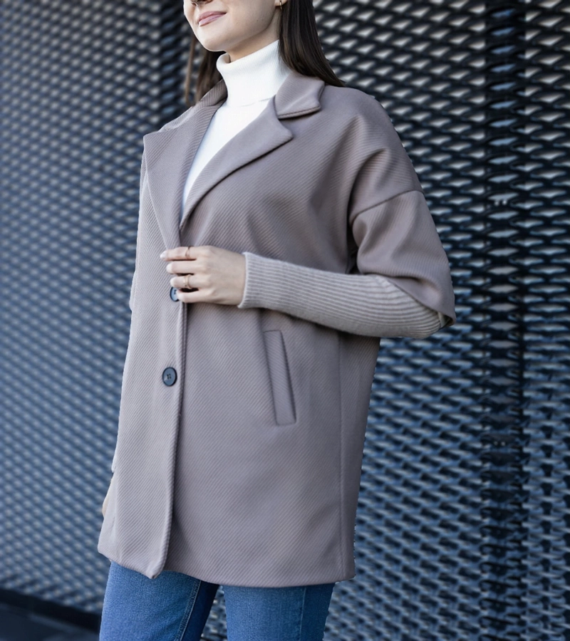 Ciemnobeżowy płaszcz ze sweterkowymi rękawami