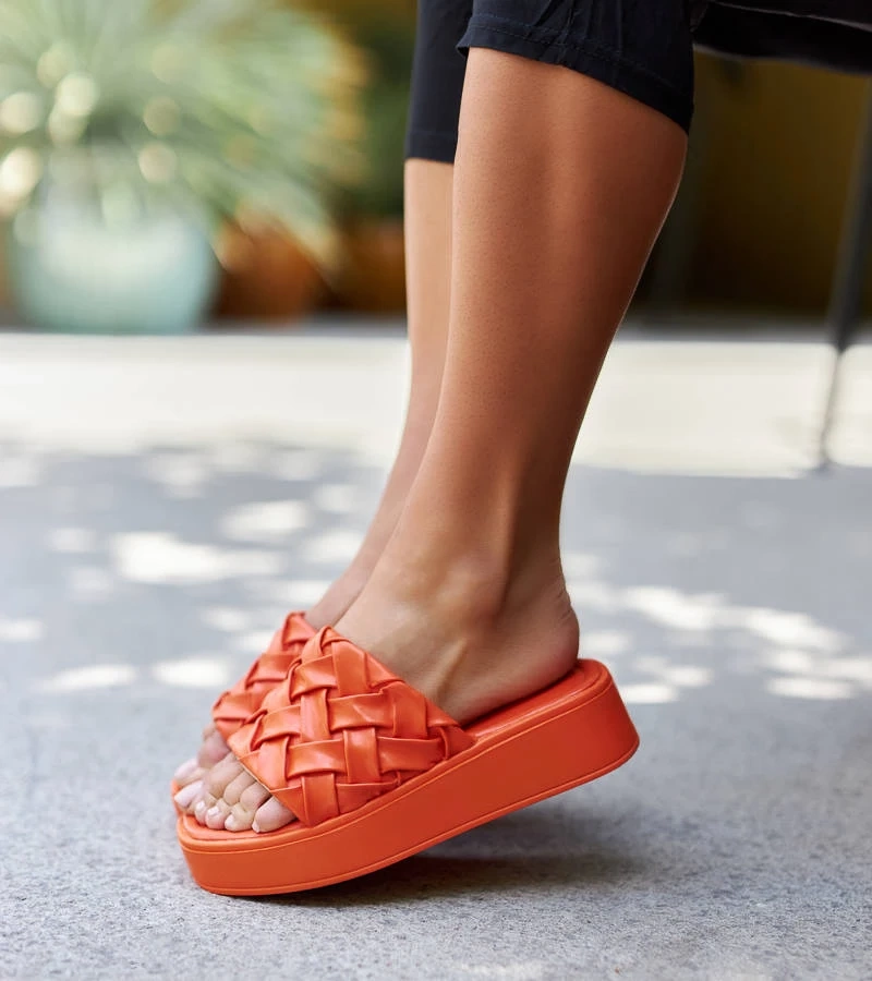 Pomarańczowe klapki na platformie