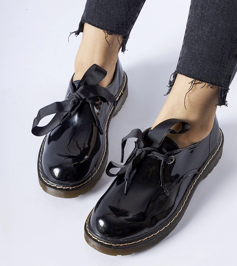 Czarne lakierowane półbuty z kokardką