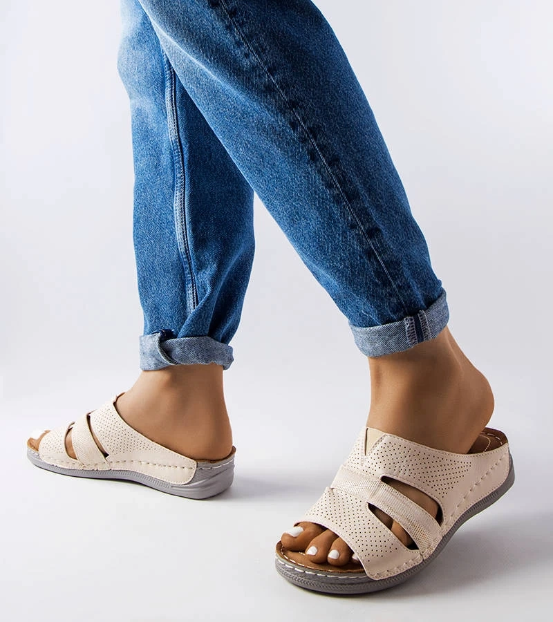 Beżowe lekkie klapki na koturnie