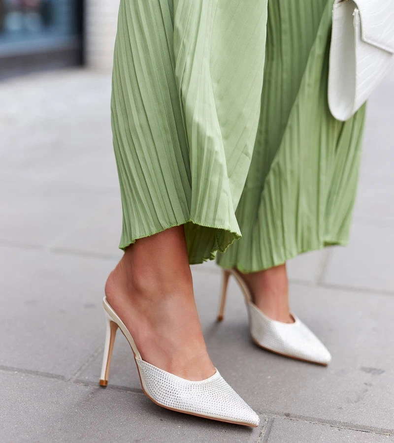 Złote eleganckie klapki na szpilce