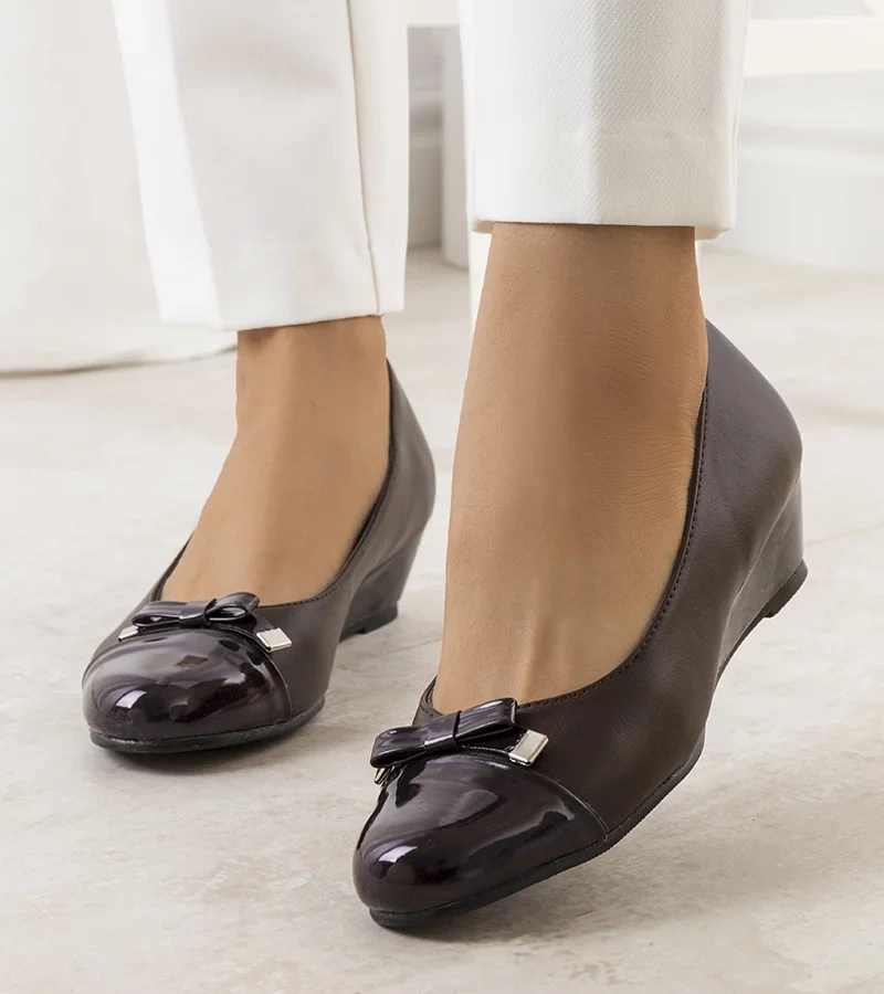 Czółenka na koturnie