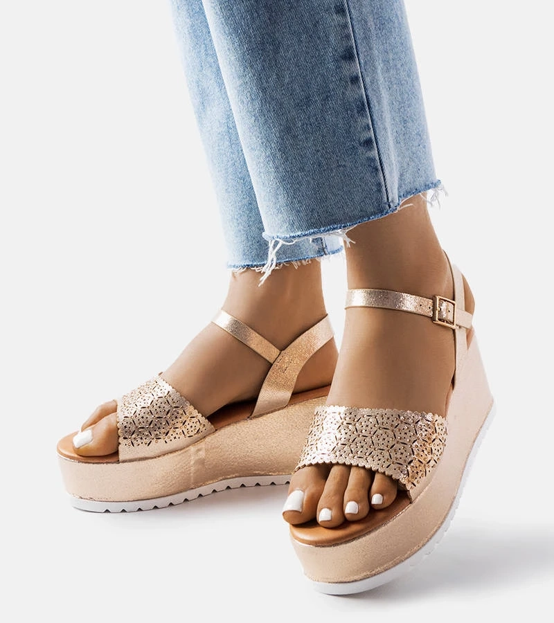 Złote sandały na platformie