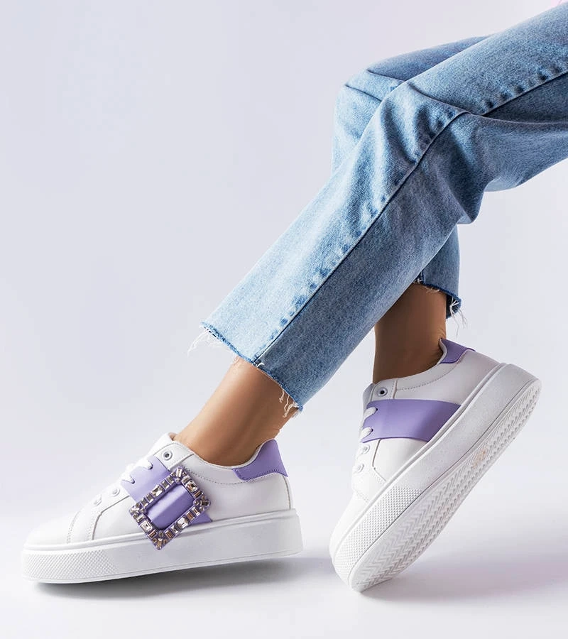 Białe sneakersy zdobione fioletową klamerką