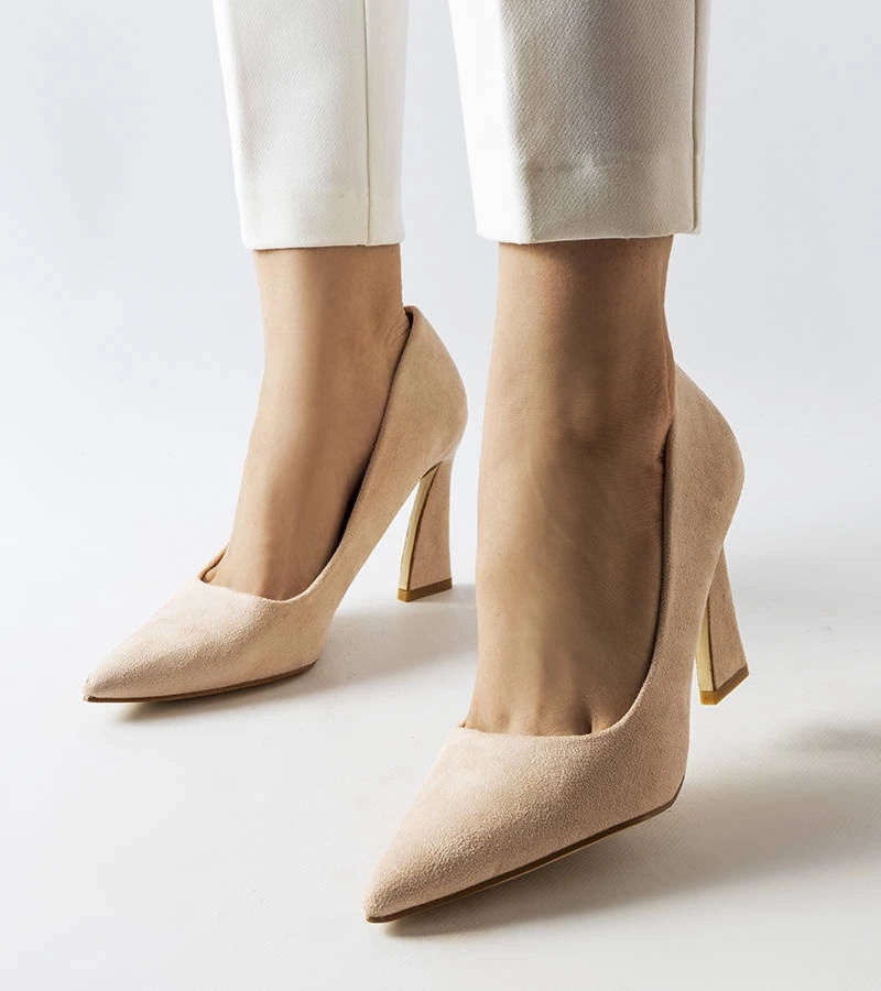 Beżowe czółenka na asymetrycznej szpilce