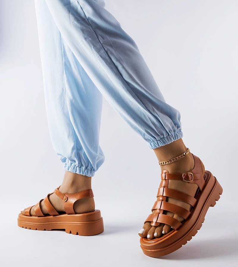 Beżowe sandały na platformie