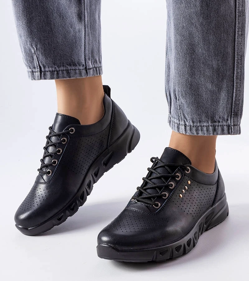 Skórzane czarne sneakersy zdobione perforacją