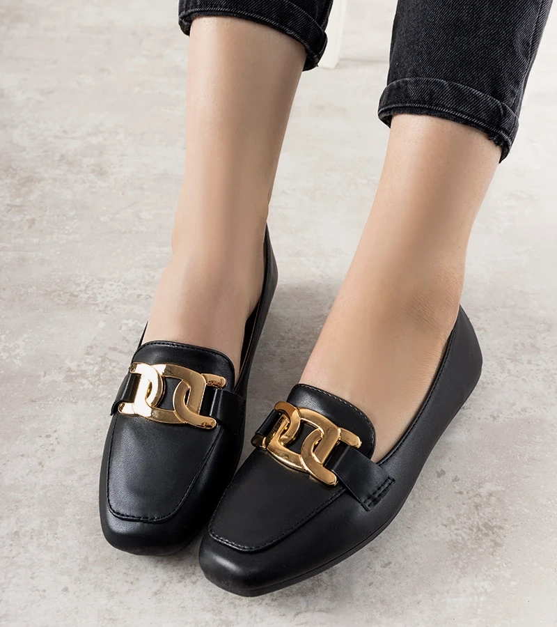 Hers Czarne mokasyny z złotą ozdobą