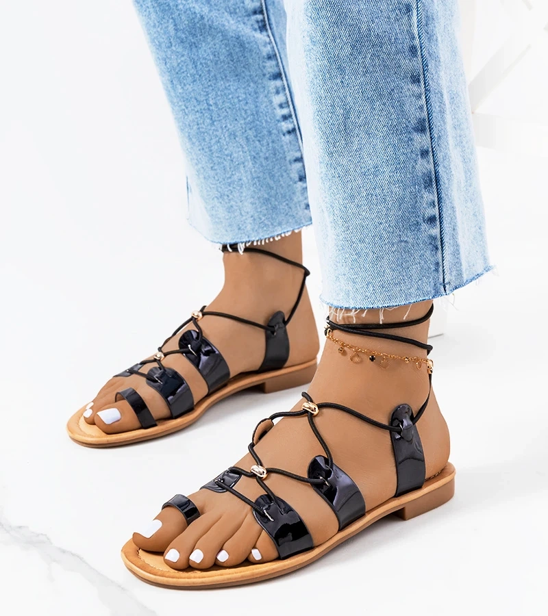 Czarne wiązane sandałki