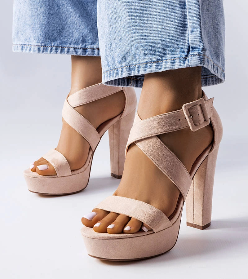 Beżowe sandałki na obcasie