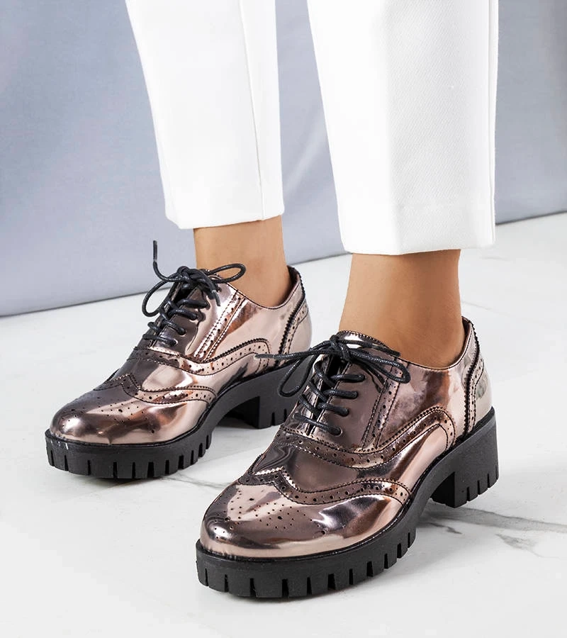 Metaliczne lakierowane półbuty