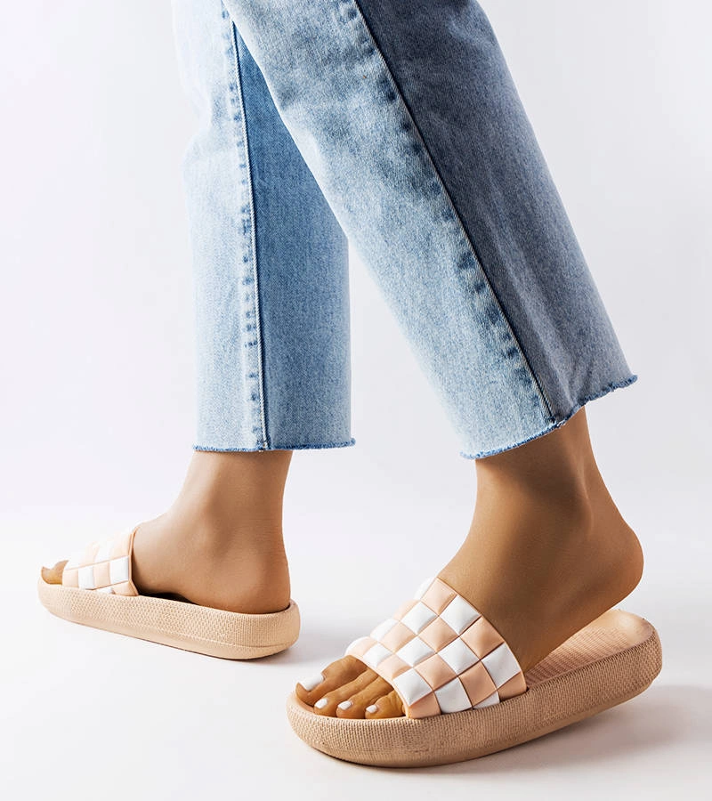 Beżowe gumowe klapki na platformie