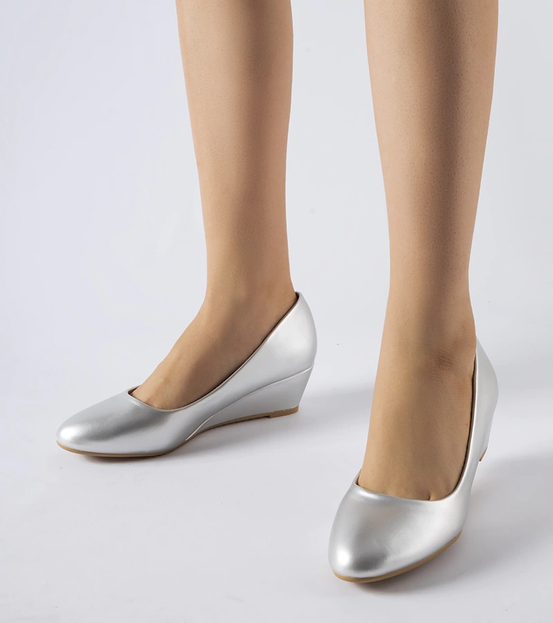Srebrne baleriny na niskim koturnie