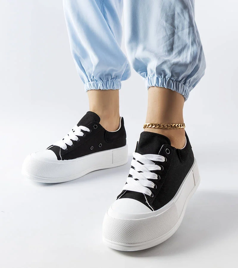 Czarne trampki na wysokiej podeszwie