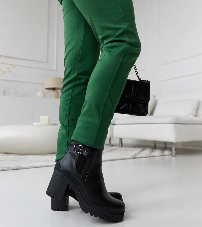 Czarne botki na niskim słupku ze szlufką