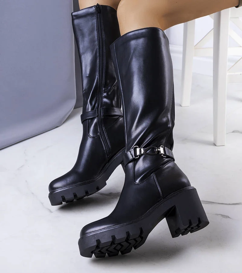 Czarne ocieplane kozaki na obcasie