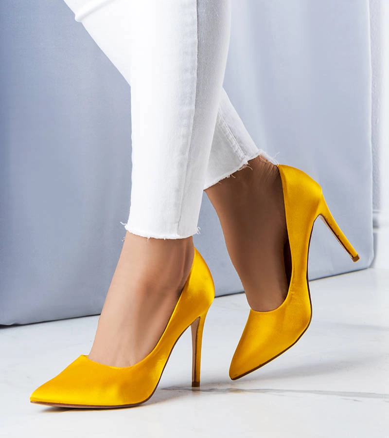 Żółte satynowe szpilki