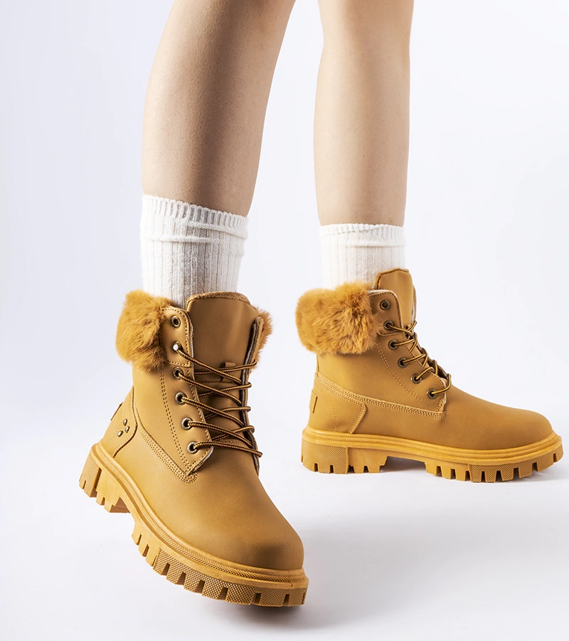 Brązowe trapery z ozdobnym futerkiem