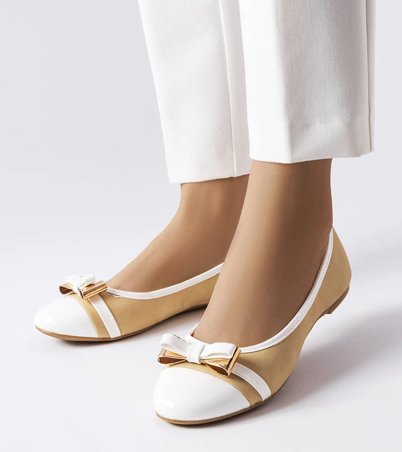 Hers Biało-beżowe balerinki z kokardką i lakierowanym noskiem