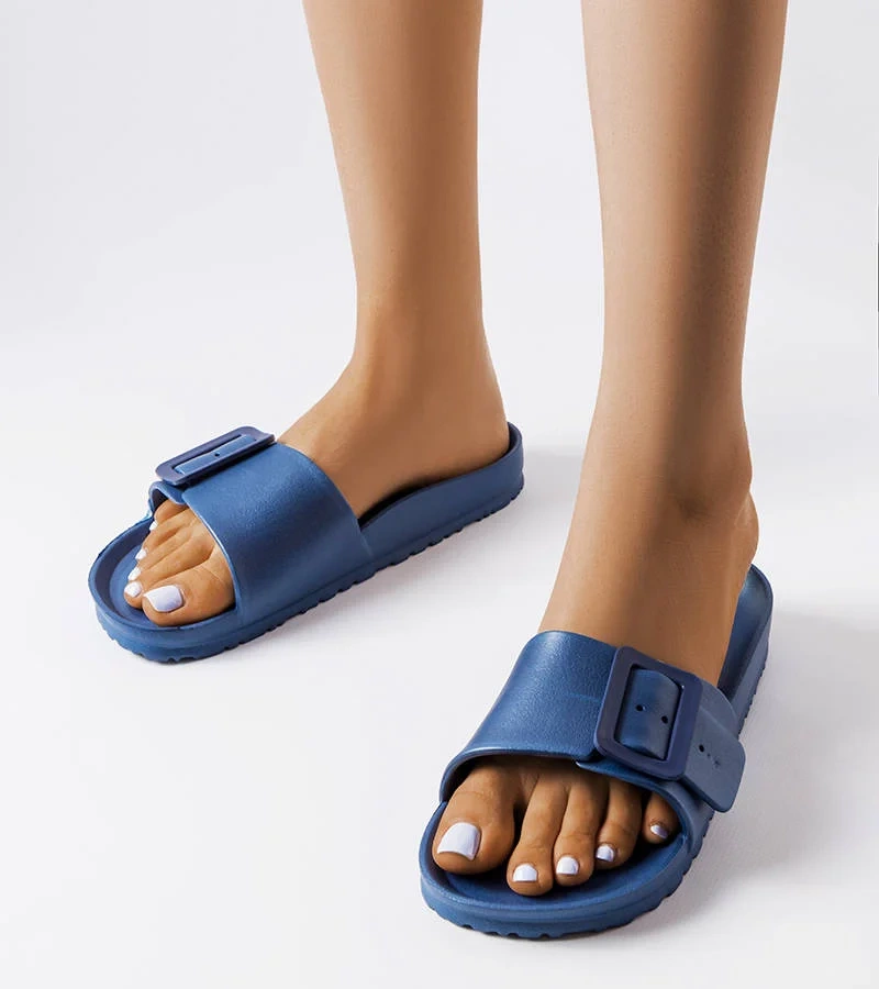 Niebieskie klapki zdobione klamerką