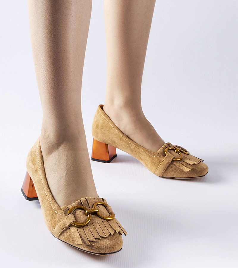 Beżowe czółenka na słupku zdobione klamerką