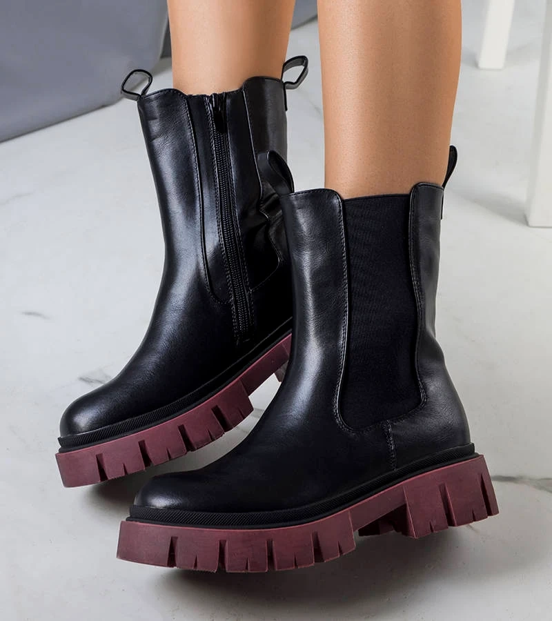 Czarne botki na bordowej platformie