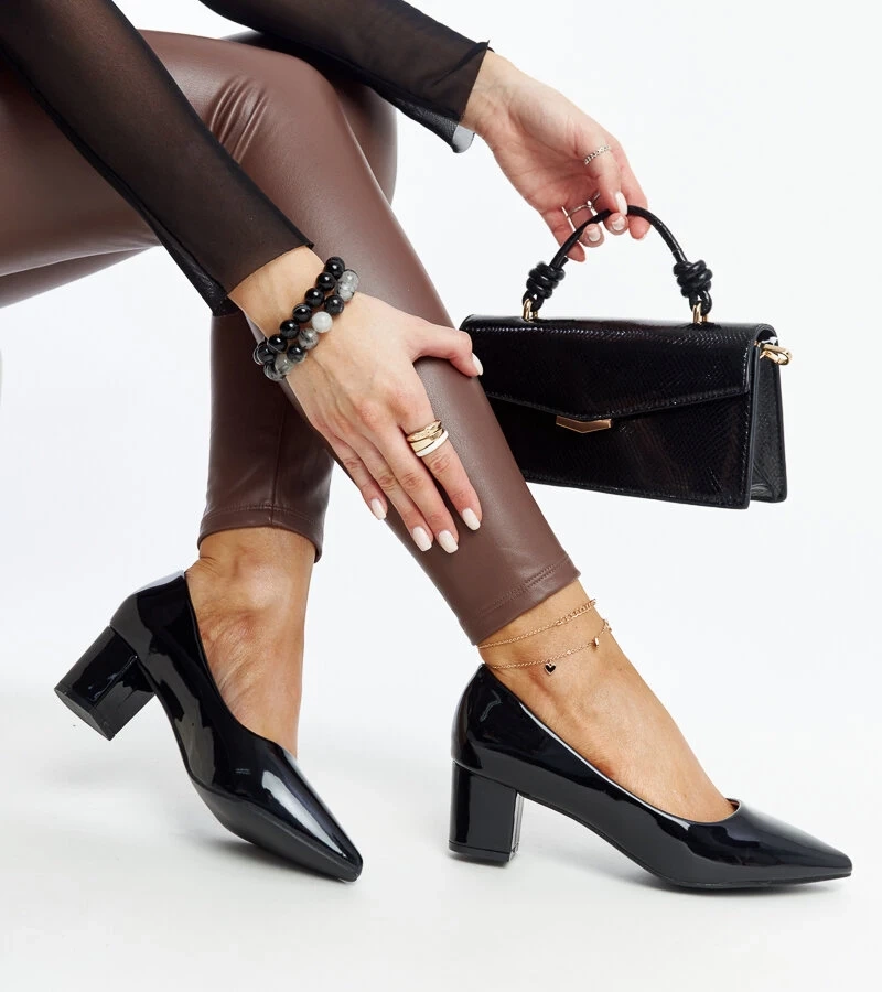 Czarne lakierowane czółenka na obcasie