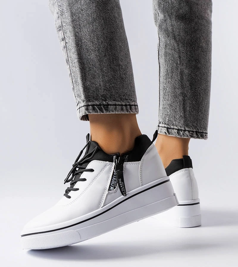 Białe sneakersy na koturnie