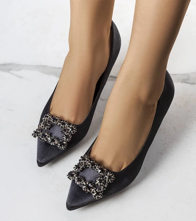 Czarne czółenka z biżuterią