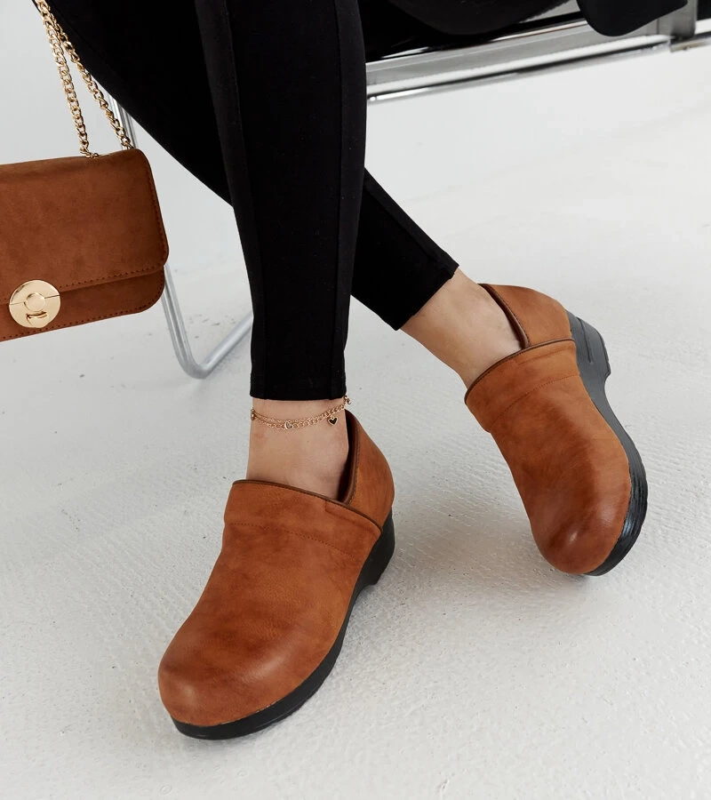 Brązowe półbuty na platformie