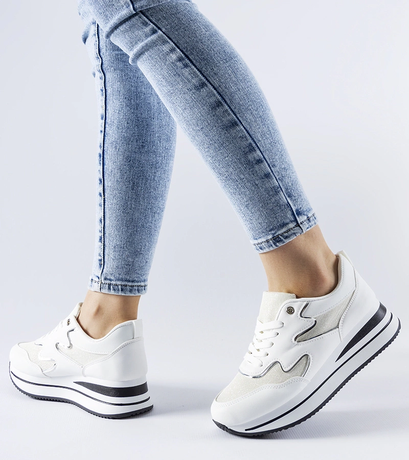 Białe sneakersy na platformie