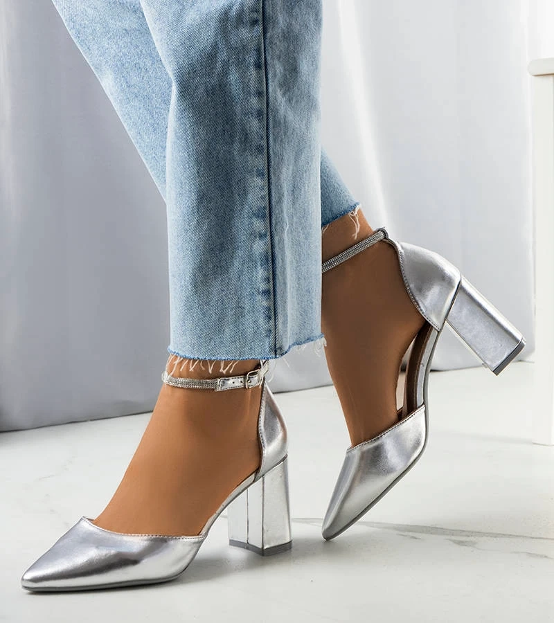 Srebrne czółenka z ozdobnym paskiem