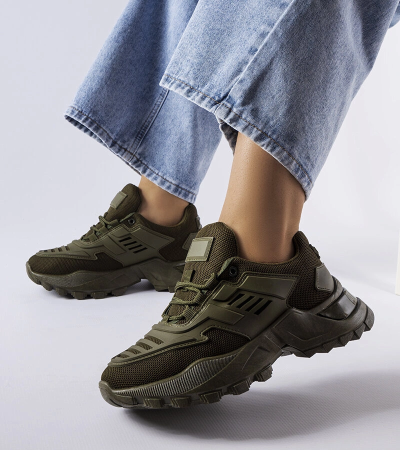 Zielone sneakersy na masywnej podeszwie