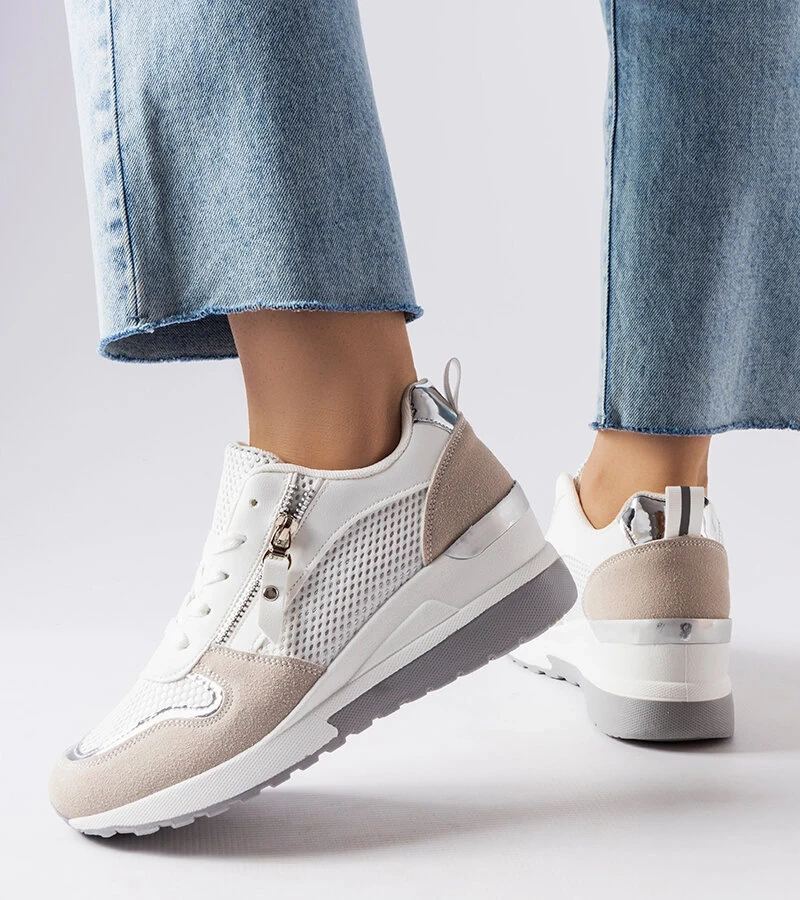 Białe sneakersy na koturnie