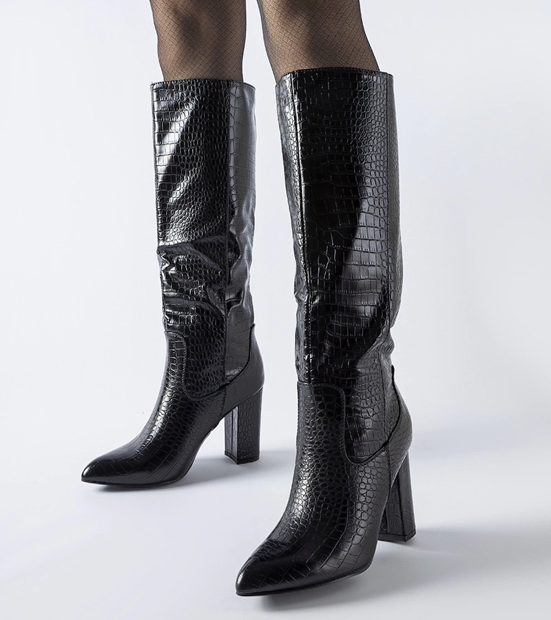 Czarne kozaki z tłoczeniem na słupku