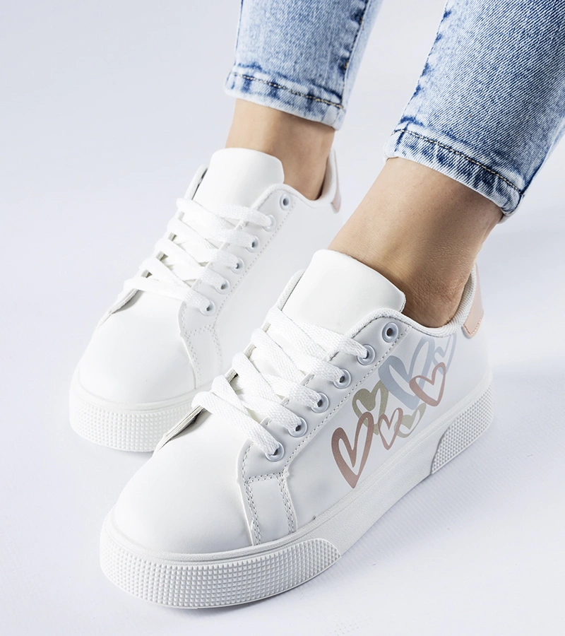 Białe sneakersy na platformie