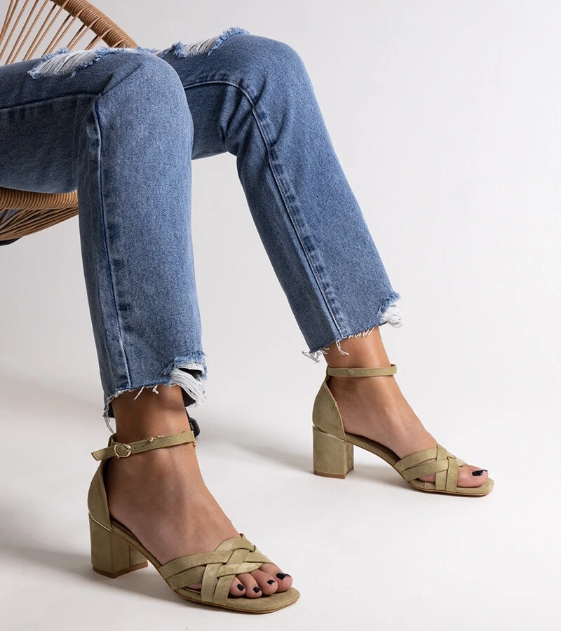 Zielone sandałki na słupku