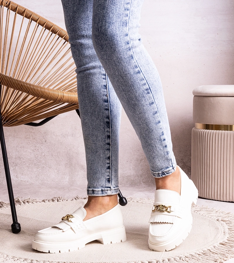 Białe półbuty ze złotą klamerką