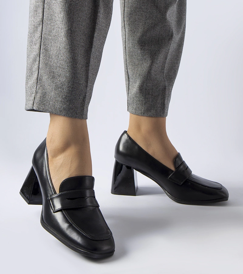 Czarne czółenka na lakierowanym słupku