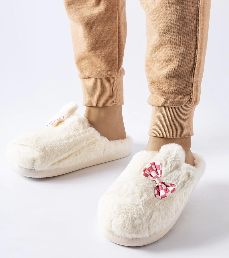 Białe ocieplane damskie kapcie z uszami