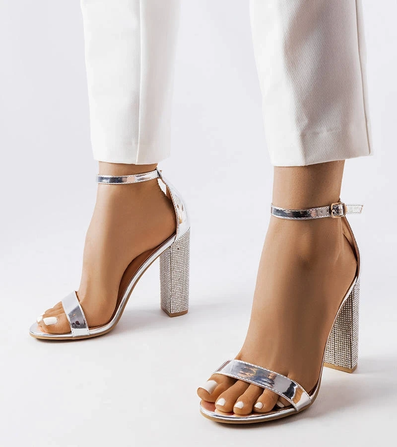 Srebrne eleganckie sandały na słupku
