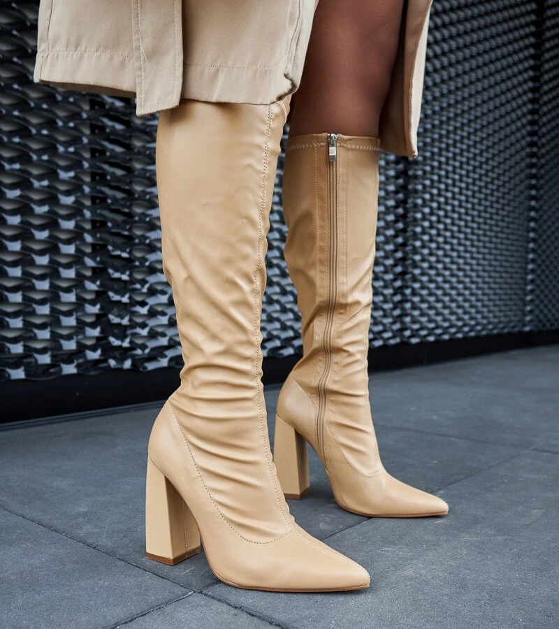 Beżowe kozaki na słupku