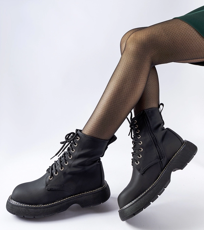 Czarne klasyczne trapery