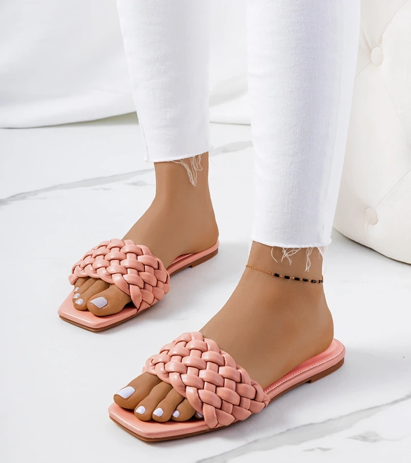 Eleganckie różowe klapki z plecionką