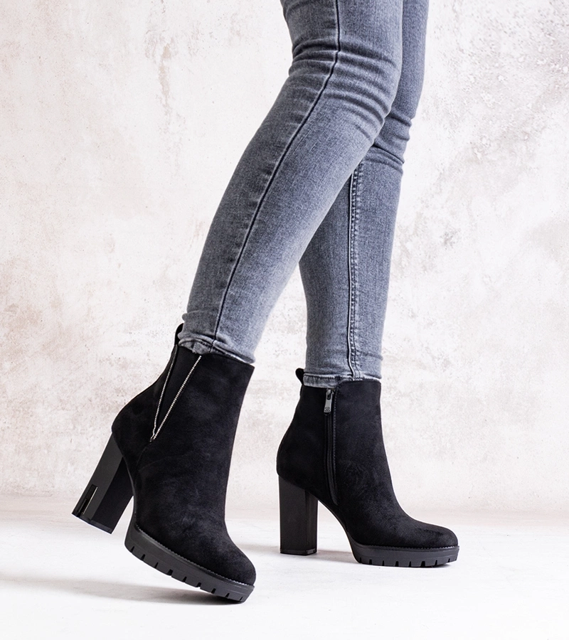 Czarne botki na słupku z cyrkoniami